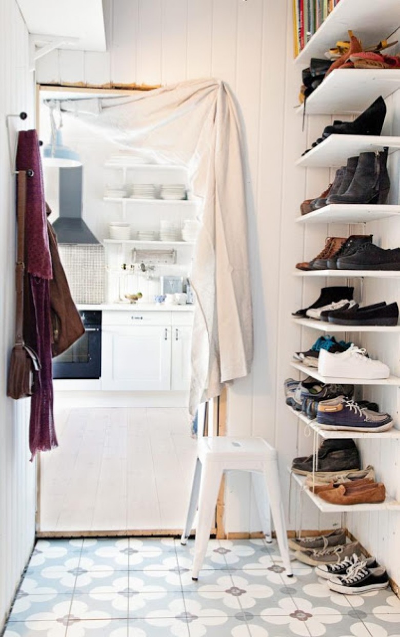 Otwarte półki na buty i dekoracyjna biala zasłona na drzwiach w korytarzu (21023)