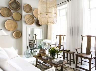 Drewniane i bambusowe dekory w skandynawskim małym salonie (21155)