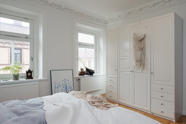 Białe szafy z szufladami w aranżacji skandynawskiej sypialni (22839)