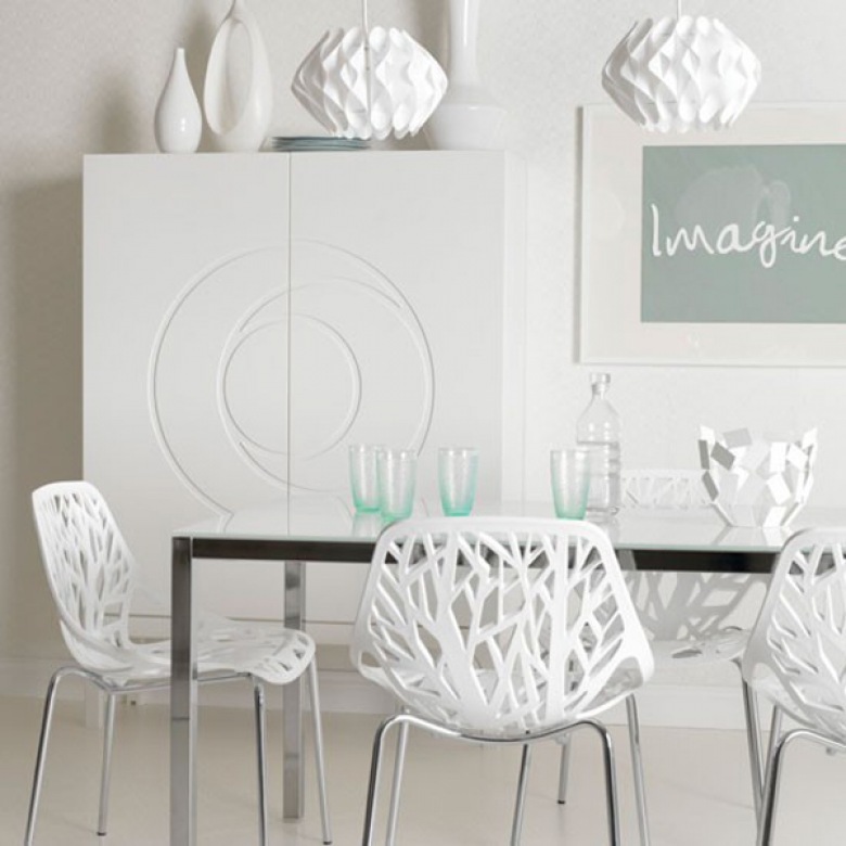 Biała kuchnia,biała jadalnia,białe rzesła,ażurowe krzesła,białe dekoracje,białe wnętrza (33232)
