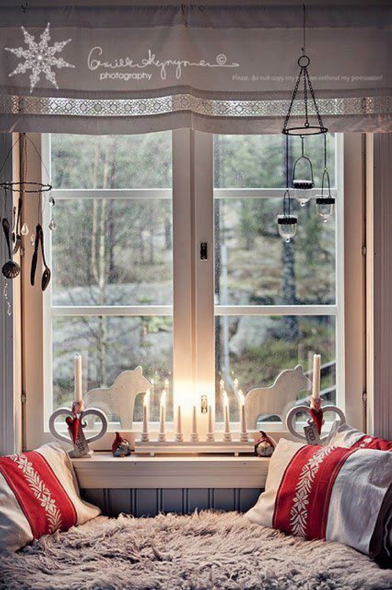 Zimowa aranżacja leżanki w oknie wygląda bardzo zachęcająco oraz przytulnie. Świąteczny charakter nadaje jej wybrana...