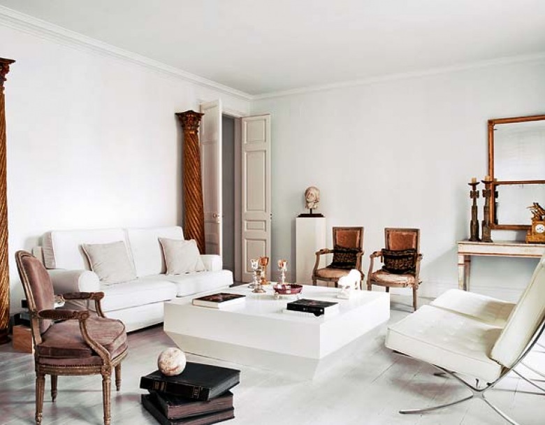 we współczesnym, białym wnętrzu postawiono obok siebie piękne, stylowe krzesła i nowoczesne sofy i fotele. Duet piękny !