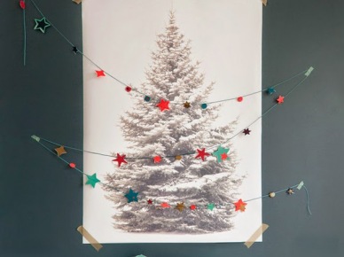 Pomysł na dekorację ścienną z fotografią zaśnieżonej choinki z girlandą z kolorowych gwiazdek (27337)