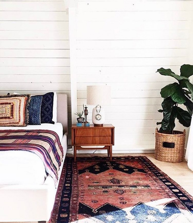 W aranżacji dużej sypialni główną rolę odgrywają naturalne materiały, czyli drewno i wiklina. Białe deski na ścianie dodają wnętrzu niezwykłego...