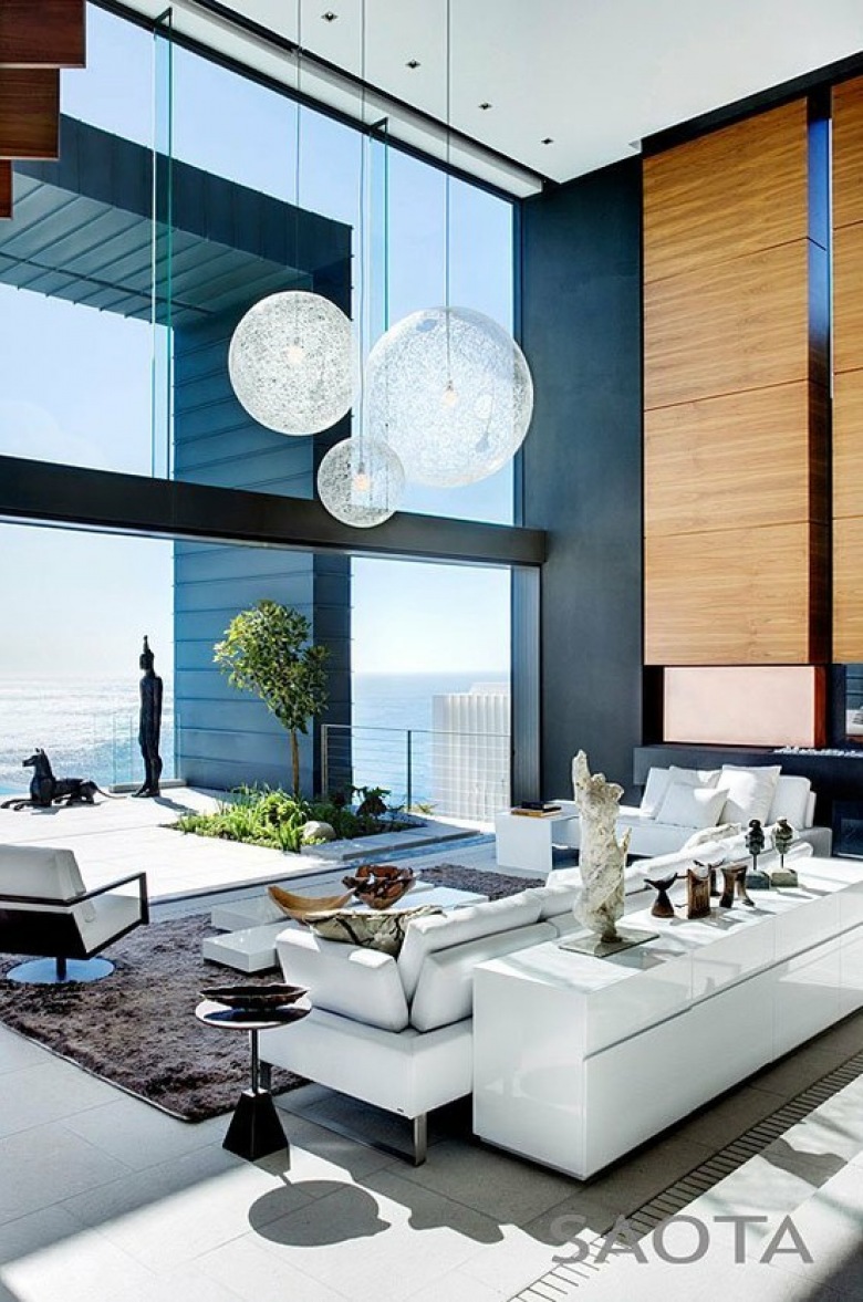 Luksusowa aranżacja salonu w stylu nowoczesnym wiele zyskuje na wspaniałym widoku na morze. Wysokość pomieszczenia...
