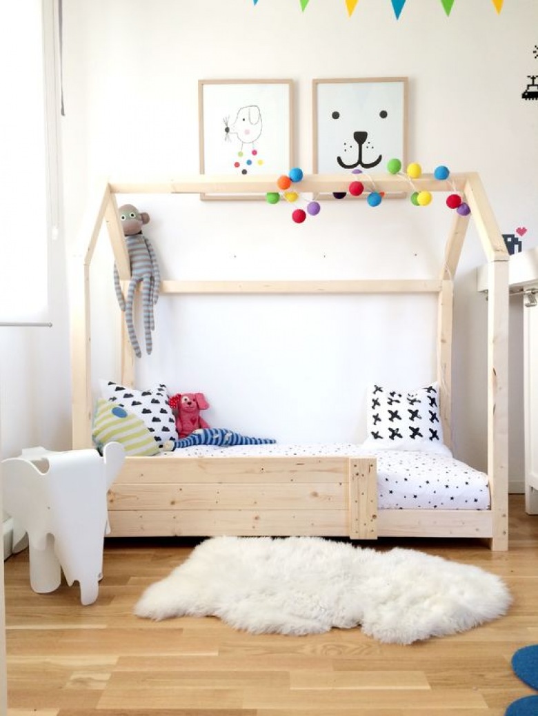 Pokój dziecięcy urządzono w prostym stylu skandynawskim. Drewniane łóżko podkreśla naturalność aranżacji. Kolorowa...