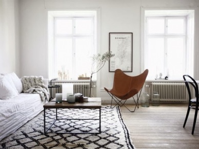 Ciekawy mix w prostej i przestronnej aranżacji otwartego mieszkania w stylu skandynawskim w poniedziałkowych zakupach  on-line