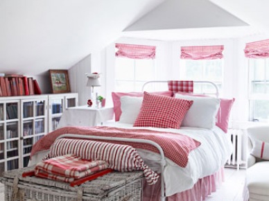 Biały wiklinowy kufer, przeszklone komody i czerwono-biała pościel w białej sypialni na poddaszu (24393)