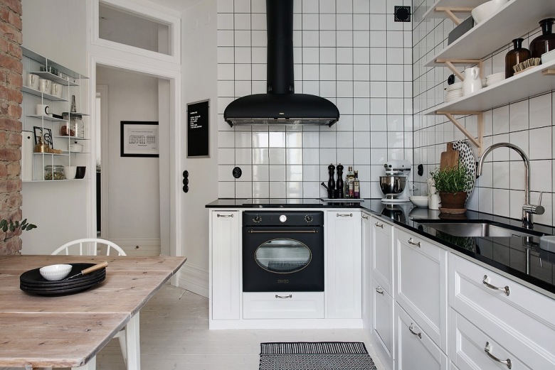 Biała kuchnia skandynawska z czarnymi blatami i okapem (48465)