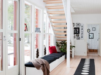 Drewniane ażurowe schody w przeszklonej, otwartej przestrzeni domu (21007)