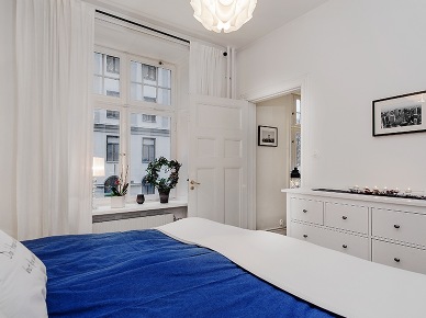 Prosta i estetyczna aranżacja białej sypialni w stylu skandynawskim (21175)