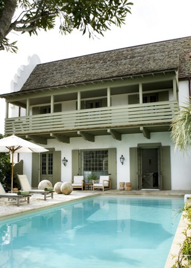 To przykład schludnego, stonowanego i bardzo miłego domu na Florydzie. Białe, ubrane meble, fotele,proste, eleganckie...