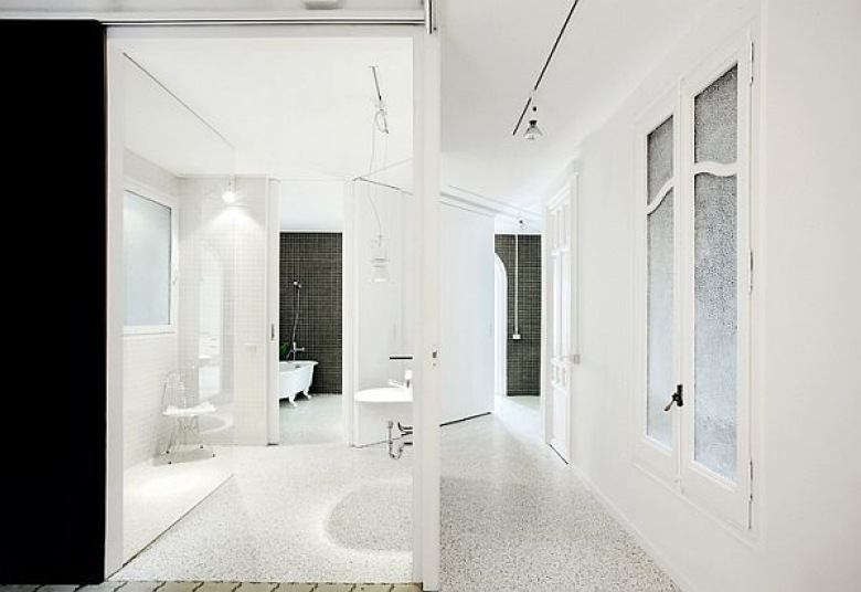 biały apartament ma nie tylko nietypowe ściany, większość po skosach, ale posiada wspaniałą mozaikę na podłodze w różnorodnych wzorach. kolor bieli, szarości i srebra - to kolory podłogi, której różne wzory zostały połączone ciekawie i niemalże doskonale...