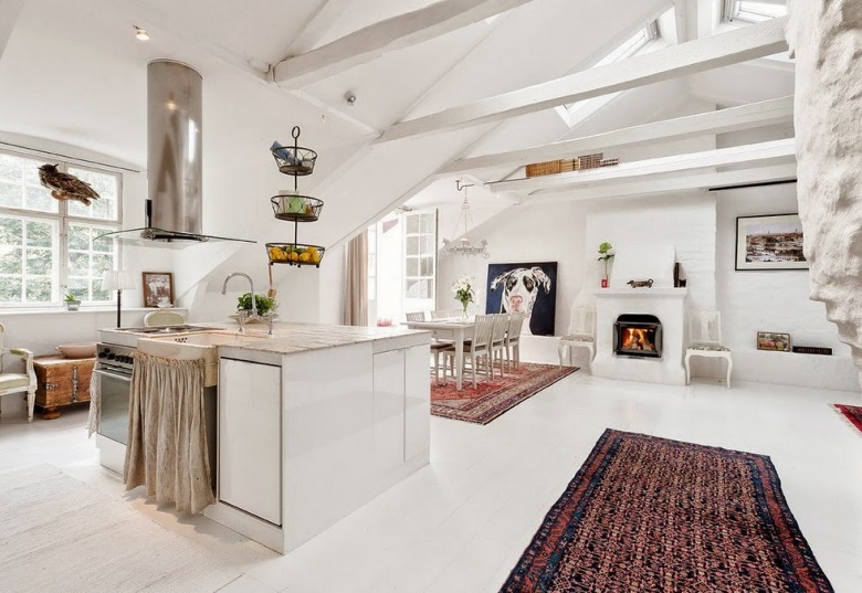 Przestronne mieszkanie na wysokim poddaszu z białą cegłą, białą podłogą i perskimi dywanami :) (42200)
