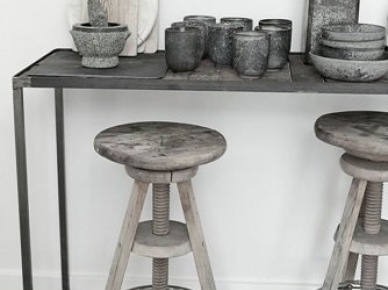 Drewniane deski,gliniane szare naczynia i metalowe puszki z ocynkowanej blachy (21148)