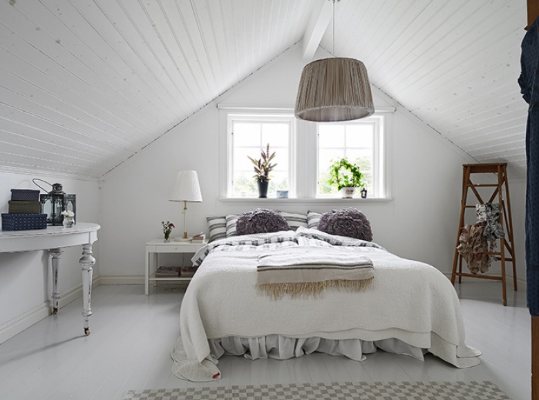 biały domek w śnieżnobiałej aurze w Szwecji - to powrót do dwudziestych lat XX wieku, kiedy ten dom  powstał. Po...