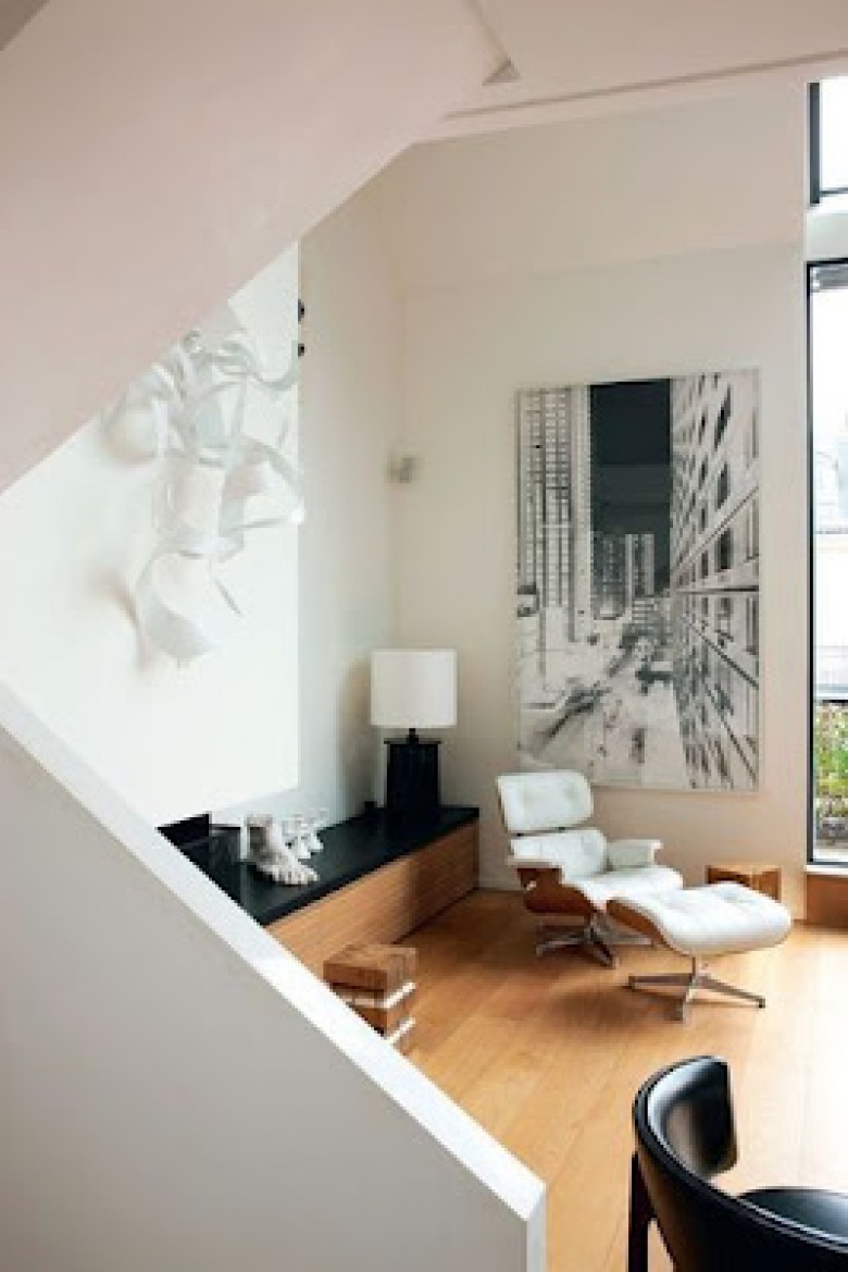   nowoczesny, czarno-biały, pod ogromnym baldachimem - apartament w Paryżu pełen klasy, elegancji i nowoczesnych grafik...