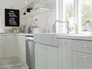 Szaro-biała terakota ułożona w karo w białej kuchni skandynawskiej (27052)