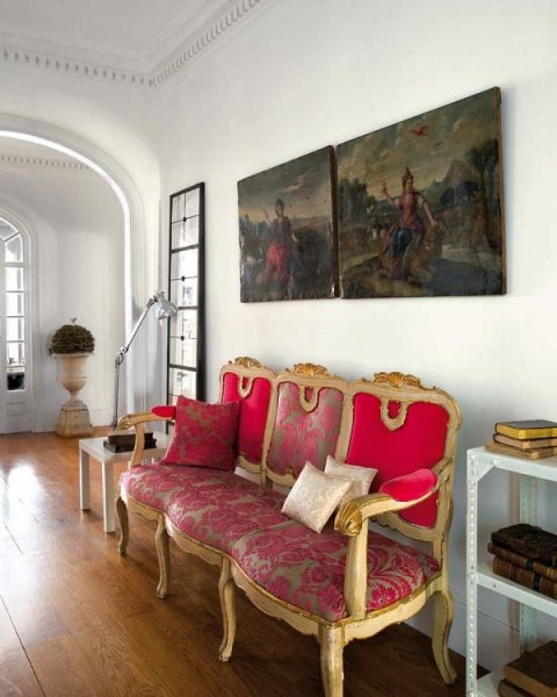  W jednej z tych wspaniałych budowli końca XIX w centrum Barcelony, projektant Ana Ros zaprojektowała białe światło na ścianach i na suficie w jedności z dębową podłogą, aby utrzymać stylowe mieszkanie z minionej epoki.
Te style są współczesne i 18-wieczne,  doskonale łączą się w tej przestrzeni.
W salonie, dwie komody w stylu Ludwik XV , turkusowe  Moissonnier  biały marmurowy kominek, kanapy, purpurowe tapicerki krzeseł, pufy marokańskie w białej skórze, niskie i ultra nowoczesna kanapa pokryte ciemnoszarym aksamitem wnosi komfortową atmosferę, a do  tego  dwa kryształowe żyrandole są cennym  uzupełnieniem całego wnętrza i pięknych...