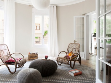 Okrągły dywan w szaro-białhym kolorze z wzorem szewronu w aranżacji salonu (21807)