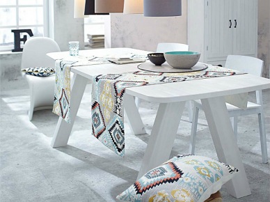 Biały duży stół z drewna na kozłach,białe krzesła i etniczne kolorowe bieżniki i poduszki w jadalni (27710)
