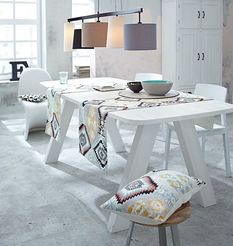 Biały duży stół z drewna na kozłach,białe krzesła i etniczne kolorowe bieżniki i poduszki w jadalni (27710)