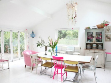 Mieszanka różowych, żółtych i szarych krzeseł przy drewnianym stole (22006)