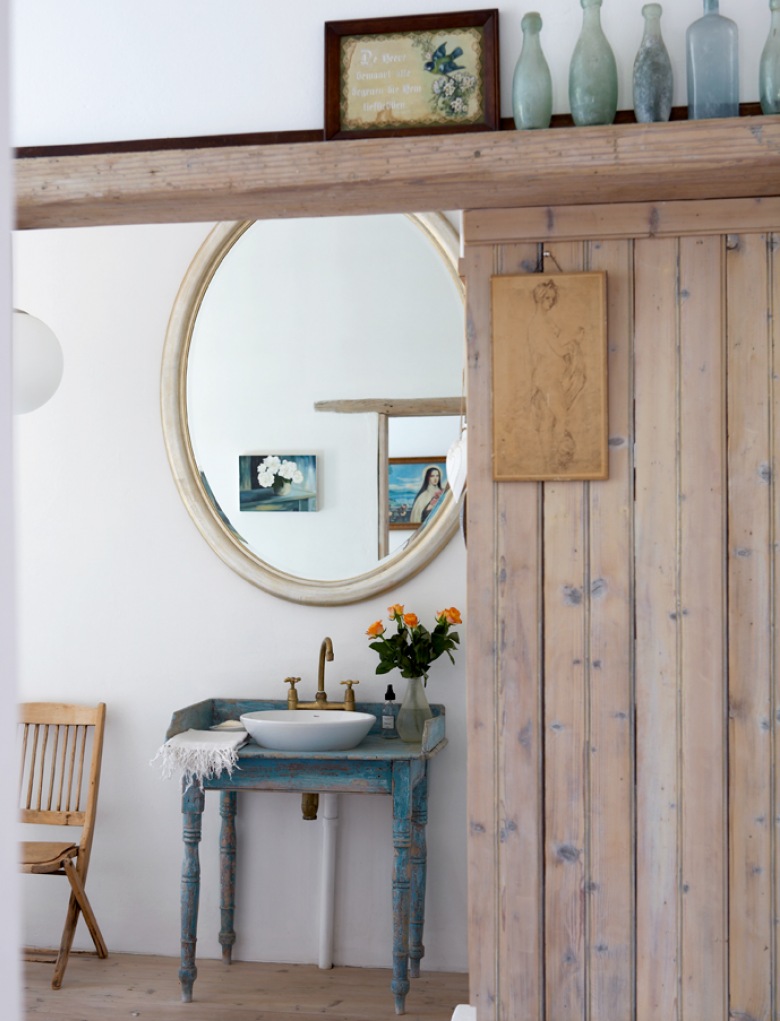 urocza, wiejska łazienka w stylu vintage - piękne i typowe meble w starzonej formie i beżowej i turkusowej patynie
