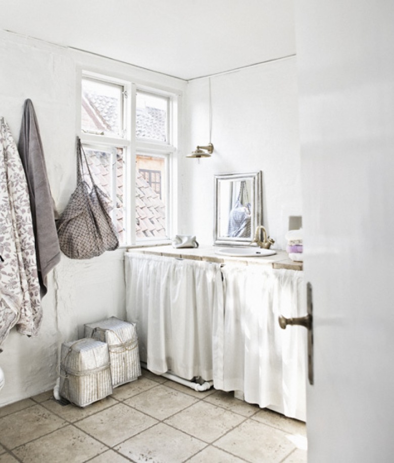 Romantyczna wiejska łazienka w bieli z bawełnianymi fartuchami przy szafkach (24027)