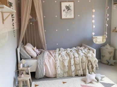 Aranżacja szarego pokoju dziecięcego z baldachimem nad łóżkiem (51928)