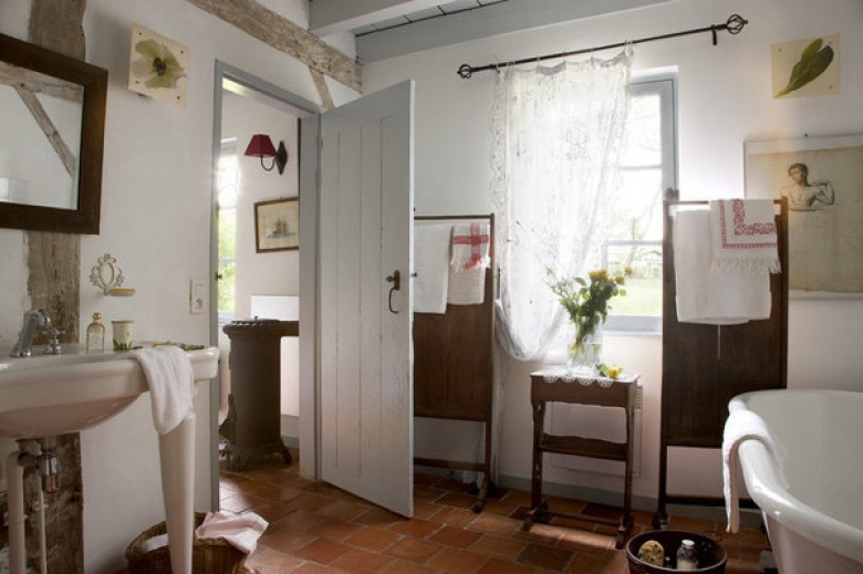 W środku   Landes de Gascogne - południowo-zachodniej Francji, w domu byłego młynarza, z mieszaniny gliny i igieł...