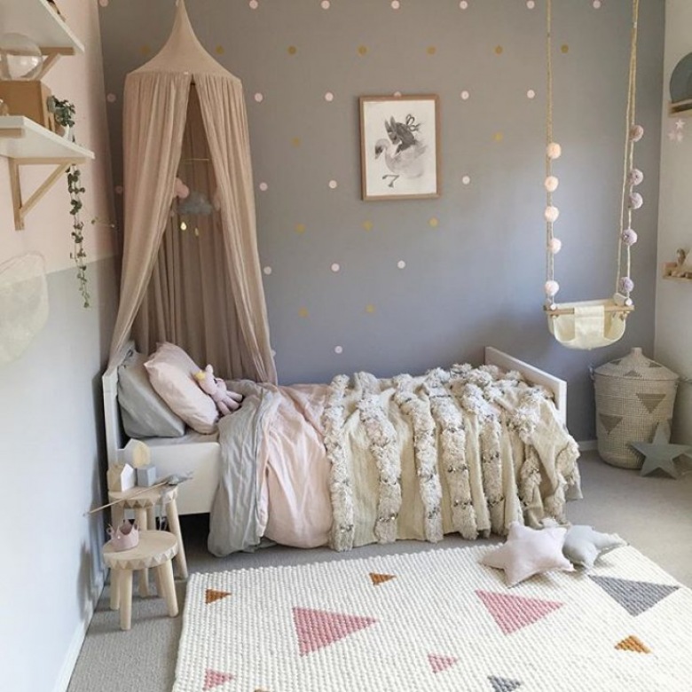 Sprawdzonym pomysłem na wykreowanie baśniowej atmosfery w pokoju dziecięcym jest baldachim nad łóżkiem. W niezwykły sposób potęguje przyjemną i przytulną atmosferę we...