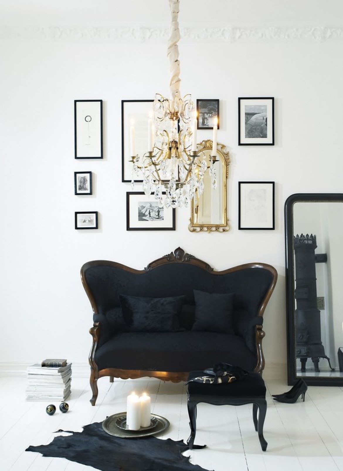 Czarna stylowa kanapa w eklektycznym białym salonie (25202)