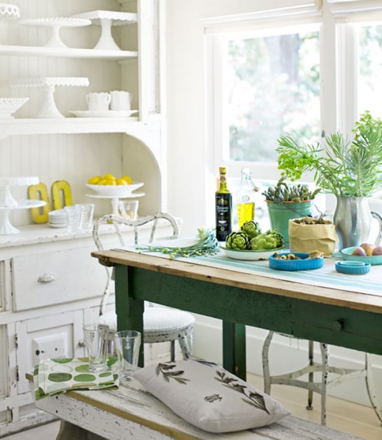 Zielony stół,niebieska ceramia,niebieskie krzesła, countryliving,miętowe dekoracje,mietowa porcelana,zielone deoracje,turkusowe dodatki do kuchni,błękitne meble,niebiesie meble,turkusowe meble w kuchni,kolorowa kuchnia,starzone meble,starocie,p (32808)