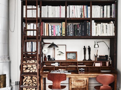 Drewniana drabina i półki z biurkiem w domowym biurze w stylu vintage (48328)