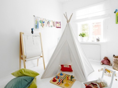 Biały pokój dziecięcy z namiotem tippi,tablica na drewnianym stojaku i żólto-turkusowymi poduszkami (24662)
