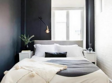 Małe wnętrze przeznaczono na sypialnię, w której mieści się jedynie wąskie dwuosobowe łóżko. Mimo tego ściany pomalowano czarną farbą, dodającą całej aranżacji charakteru i tzw....