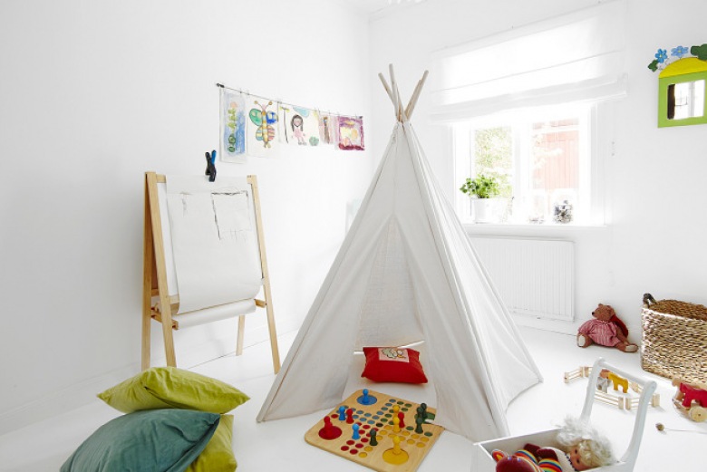 Biały pokój dziecięcy z namiotem tippi,tablica na drewnianym stojaku i żólto-turkusowymi poduszkami (24662)