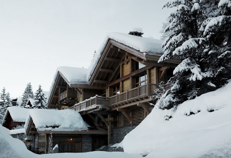 intrygujący dom w Alpach z bardzo ciekawą aranżacją - mocne, ciosane formy mebli z drewna w oryginalnym kolorze, lekko...
