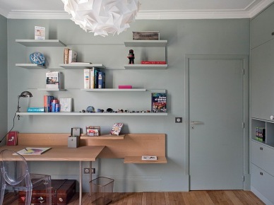 Pomysl na nowoczesne domowe biuro w szarym kolorze i z drewnianymi meblami w stylu nowoczesnym (24976)
