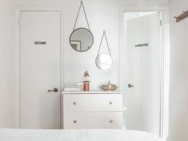 Okrągłe lustra wiszące w aranżacji białej sypialni (22419)