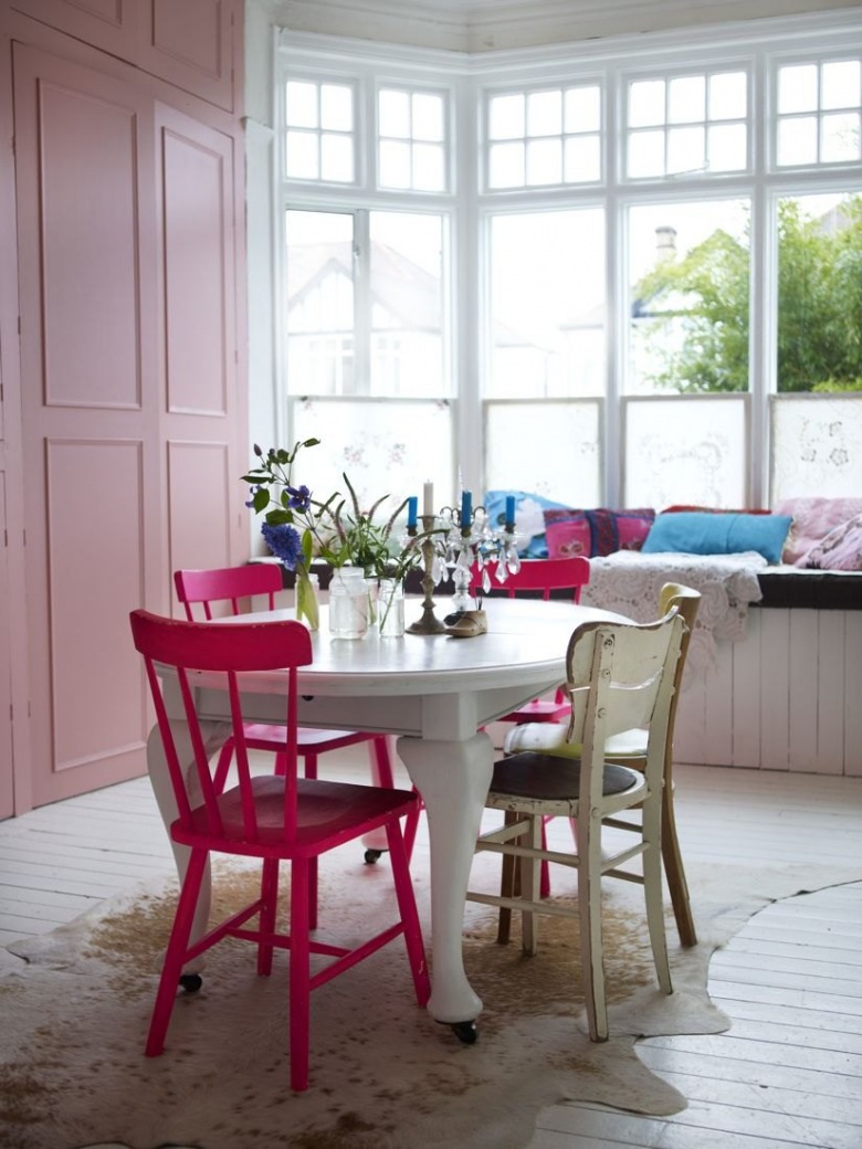 Różowe meble i krzesła przy białym okrągłym stole na kółkach (21750)