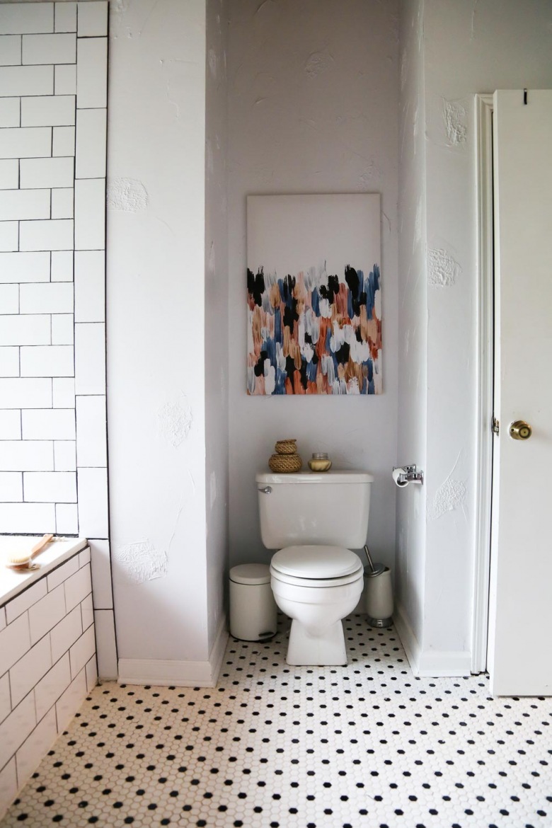 Łazienka posiada wąską i dość głęboką wnękę, którą przeznaczono na toaletę. Abstrakcyjny obraz na ścianie stanowi...