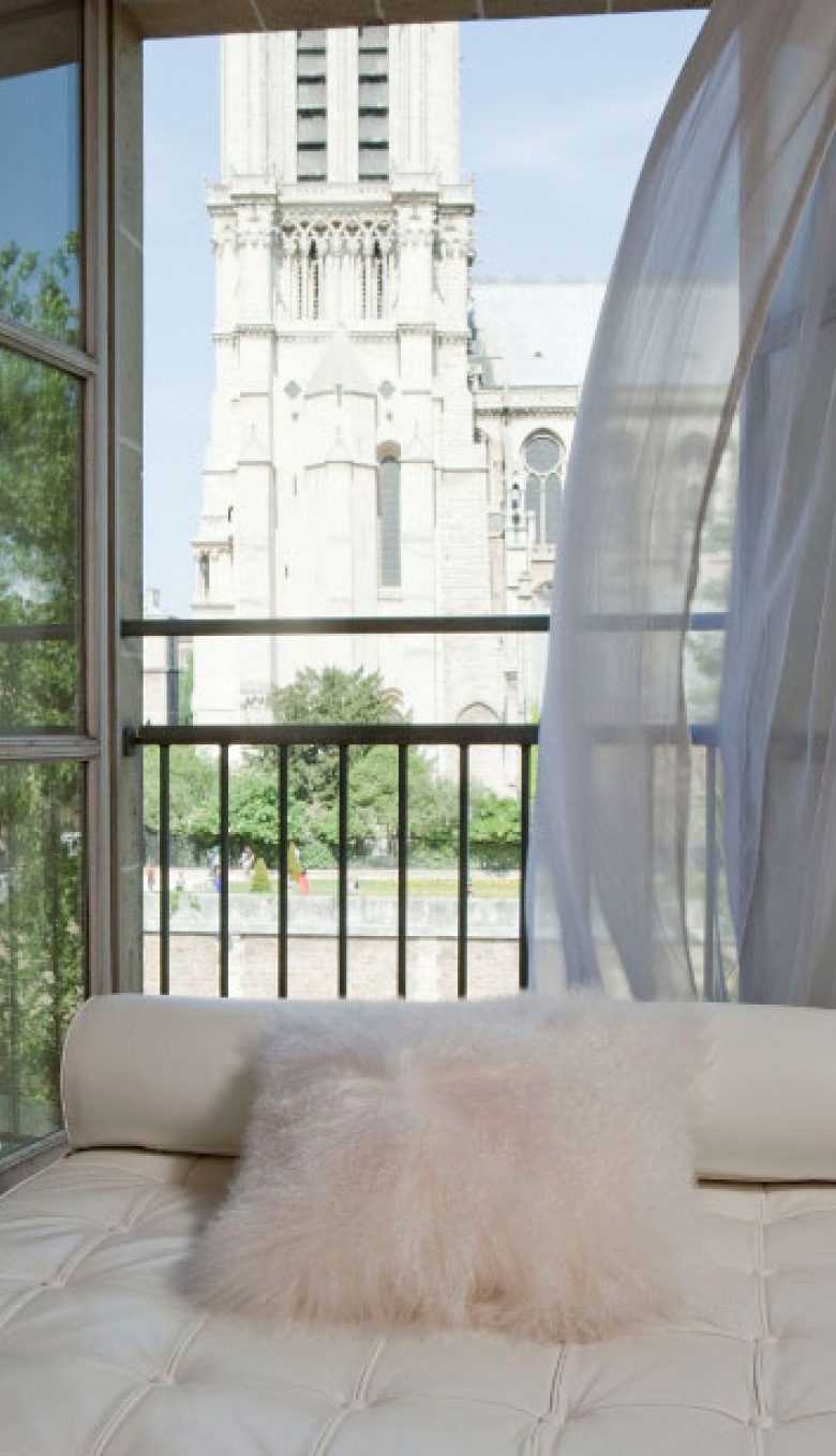 
 Zapierające dech w piersiach widoki na Ile de la Cité i katedry Notre Dame
Stworzony przez utalentowanego projektanta Benjamina Noriega-Ortiz i sfotografowany przez genialnego Antoine'a...