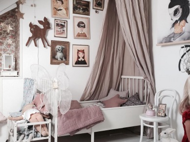 Białe łóżko z baldachimem w pokoju dziecięcym (51899)