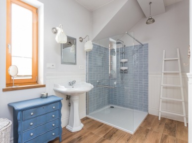 Przestronna i wygodna łazienka w kolorach błękitu i bieli (49163)