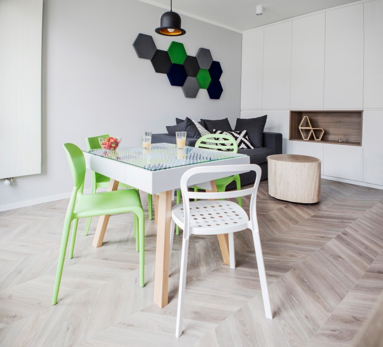 Designerski stół z kolorowymi kolcami stylizowany na meble z PRL-u. Kolce (drewniane kołki meblowe) można układać w...