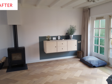 Minimalistyczna aranżacja salonu z drewnianą podłogą (54525)
