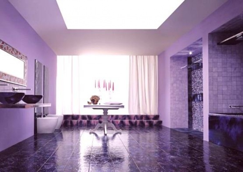 Ciekawa aranżacja w przyjemnym, kojącym fioletowym wydaniu. Ta łazienka to prawdziwy pokój kąpielowy - nie tylko ze...