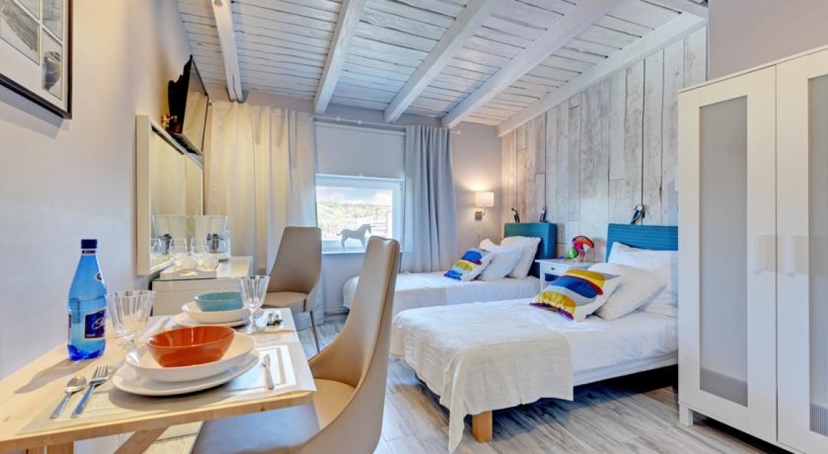 Białe drewno na podłodze, ścianie i suficie w sypialni (50536)
